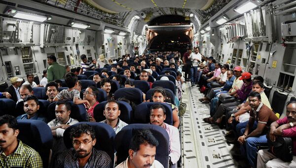 Эвакуированные из Йемена граждане Индиии в военном самолете в аэропорту Мумбаи
