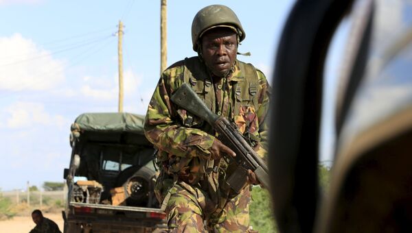 Солдат сил самообороны Кении возле университета в городе Гарисса, на которое совершено нападение