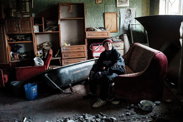 Житель Октябрьского района Донецка в разрушенной квартире