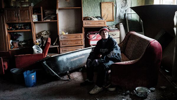 Житель Октябрьского района Донецка в разрушенной квартире. 2 апреля 2015