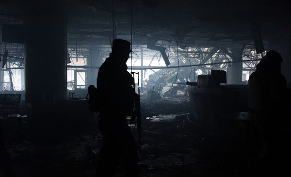 Ополченец ДНР в разрушенном здании аэропорта Донецка