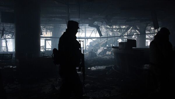 Ополченец ДНР в разрушенном здании аэропорта Донецка. Архивное фото