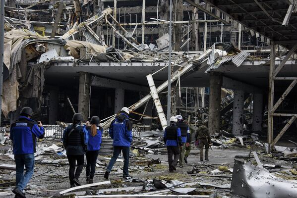 Наблюдатели ОБСЕ в разрушенном здании аэропорта Донецка