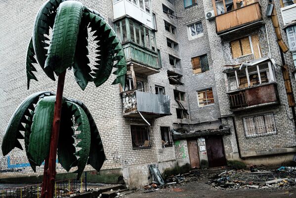 Поврежденный жилой дом в Октябрьском районе Донецка