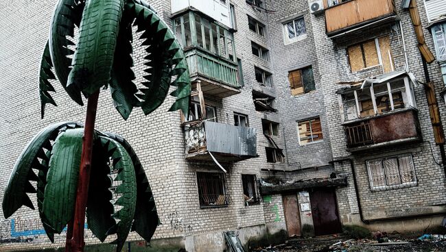 Поврежденный жилой дом в Октябрьском районе Донецка. Архивное фото