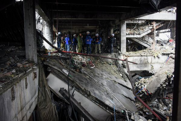 Наблюдатели ОБСЕ в разрушенном здании аэропорта Донецка