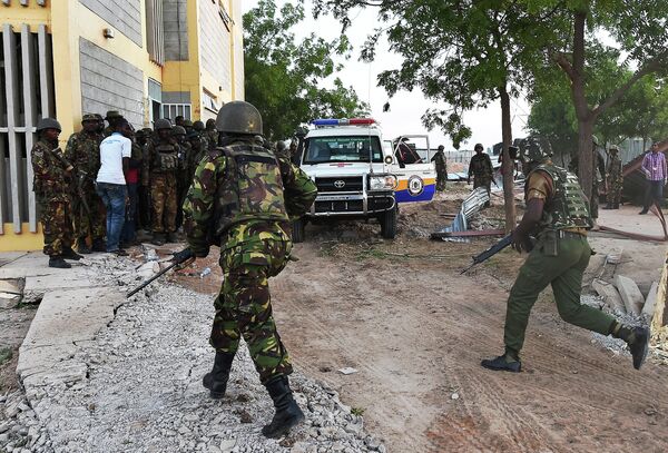 Кенийские военные недалеко от места нападения на университетский кампус в городе Гарисса