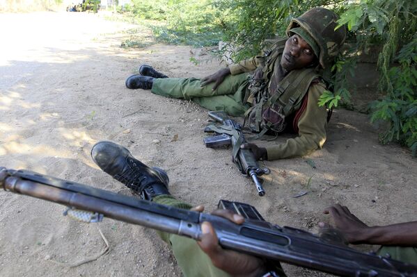 Кенийские военные недалеко от места нападения на университетский кампус в городе Гарисса