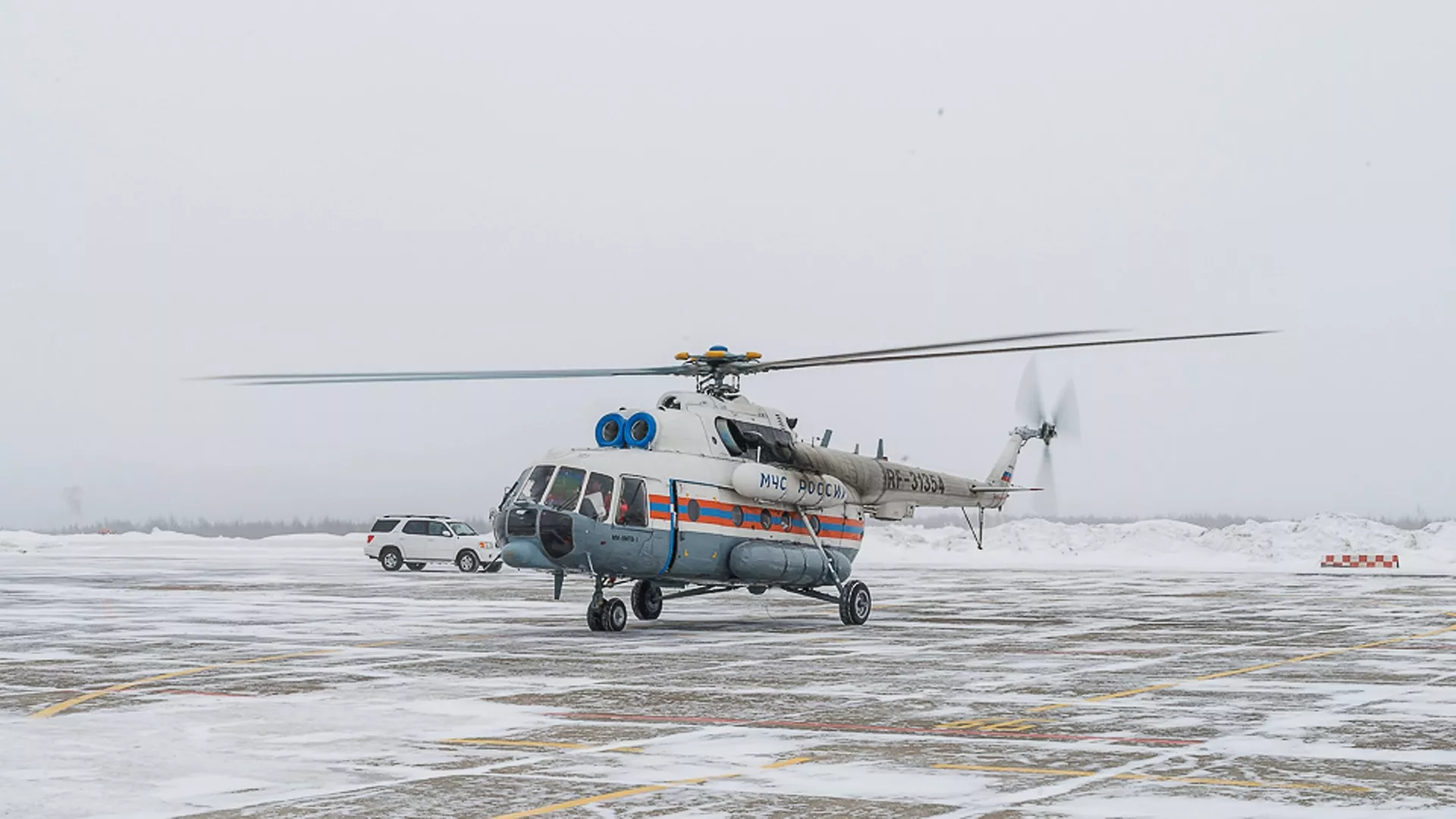 Вертолёт МИ-8 МЧС России в аэропорту Магадана Вертолёт МИ-8 МЧС России в аэропорту Магадана - РИА Новости, 1920, 03.03.2021