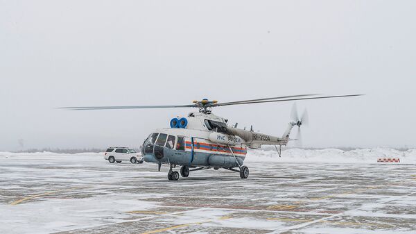 Вертолёт МИ-8 МЧС России в аэропорту Магадана