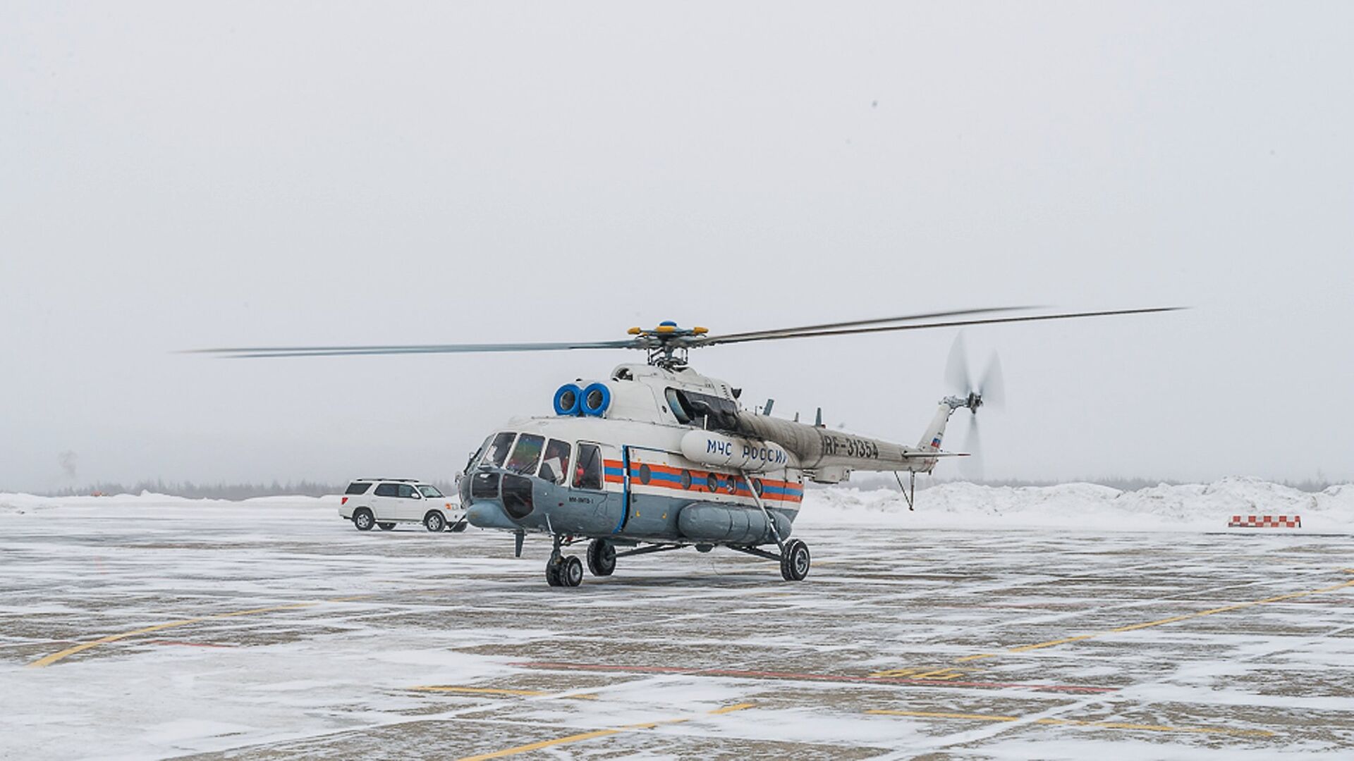 Вертолёт МИ-8 МЧС России в аэропорту Магадана - РИА Новости, 1920, 03.03.2021