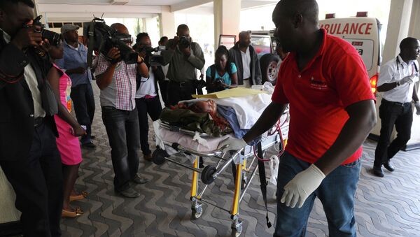 Медики оказывают помощь пострадавшим после нападения на университетский кампус в городе Гарисса