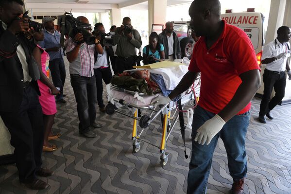 Медики оказывают помощь пострадавшим после нападения на университетский кампус в городе Гарисса