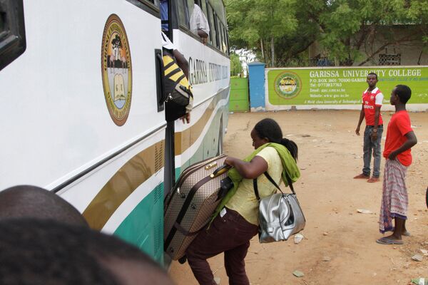 Студенты садятся в автобус недалеко от места нападения на университетский кампус в городе Гарисса
