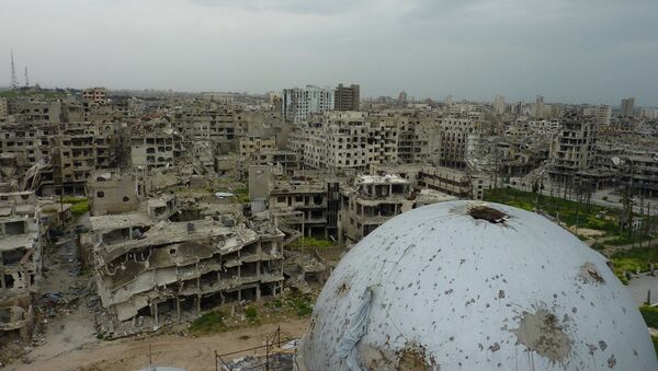 Купол мечети Халида ибн Аль-Валида поврежденный в ходе боев в Хомсе, Сирия. Архивное фото