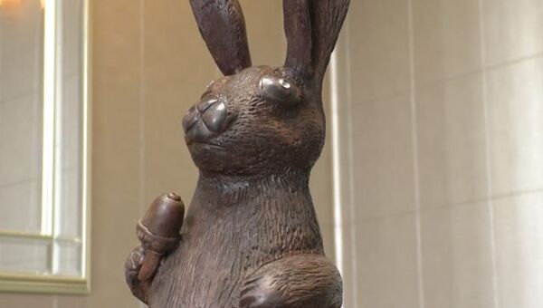 Из шоколада и с бриллиантами - какого кролика сделали в Лондоне к Пасхе