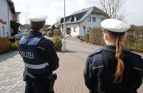 Сотрудники полиции у дома Андреаса Лубитца в Монтабауре, Германия
