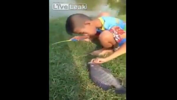Настоящий рыбак: мальчик поймал рыбу игрушечной удочкой