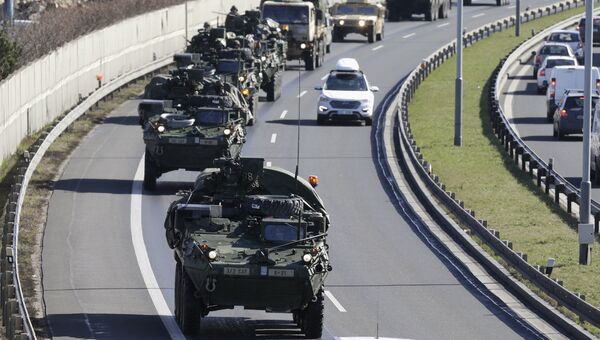Конвой военной техники НАТО в районе Праги, Чехия