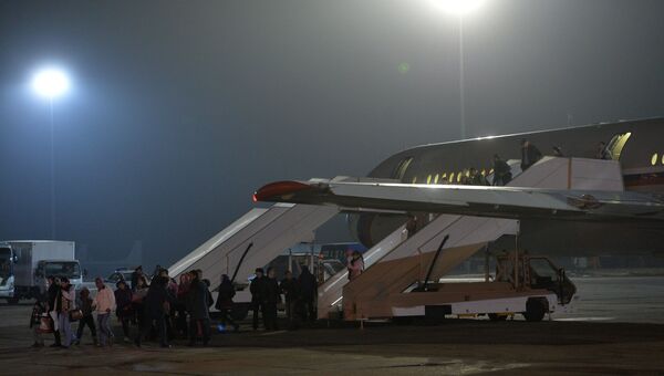 Граждане России и других стран выходят из самолета, эвакуировавшего их из Йемена, на подмосковном аэродроме Чкаловский. Архивное фото
