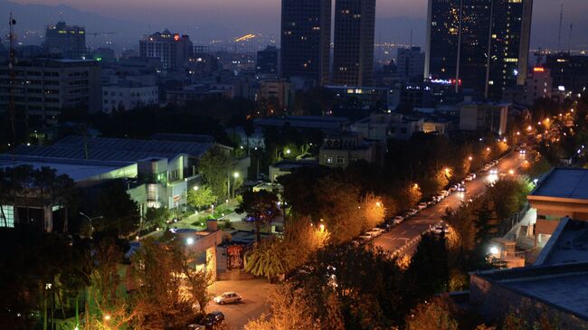 Ранним утром на улице Фатеми в Тегеране. Архивное фото
