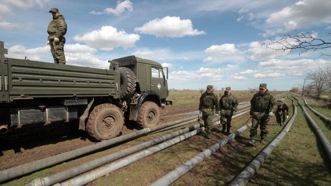 Военнослужащие выполняют работы по прокладке трубопровода в Крыму. Архивное фото