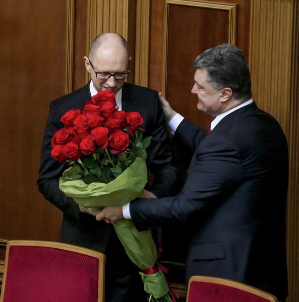 Премьер-министр Украины Арсений Яценюк (слева) и президент Украины Петр Порошенко на первом заседании новоизбранной Верховной рады Украины