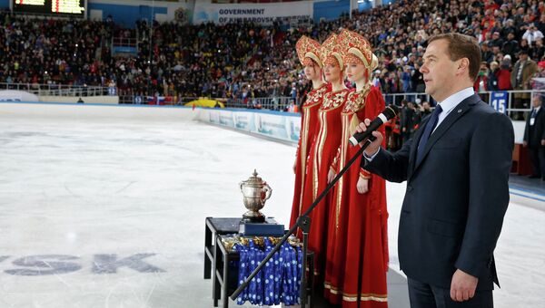 Председатель правительства России Дмитрий Медведев поздравляет сборную России по хоккею с мячом с победой на 35-м чемпионате мира
