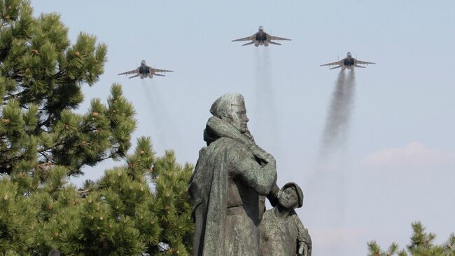 У мемориала советским воинам-освободителям в Братиславе. Архивное фото