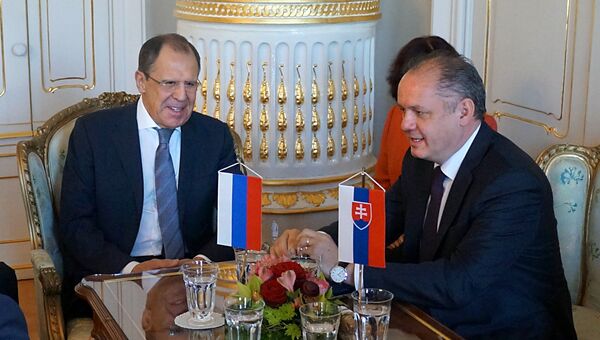 Министр иностранных дел России Сергей Лавров (слева) и президент Словакии Андрей Киска во время встречи в Братиславе