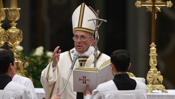 Папа Римский Франциск в ватиканском Соборе святого Петра проводит Всенощное пасхальное бдение