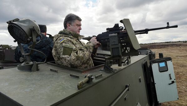Президент Украины Петр Порошенко на английском БТР Саксон. Архивное фото