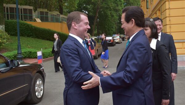 Председатель правительства РФ Дмитрий Медведев во время церемонии официальной встречи с премьер-министром Вьетнама Нгуен Тан Зунгом