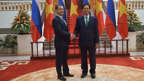 Председатель правительства РФ Дмитрий Медведев во время церемонии официальной встречи с премьер-министром Вьетнама Нгуен Тан Зунгом. Архивное фото