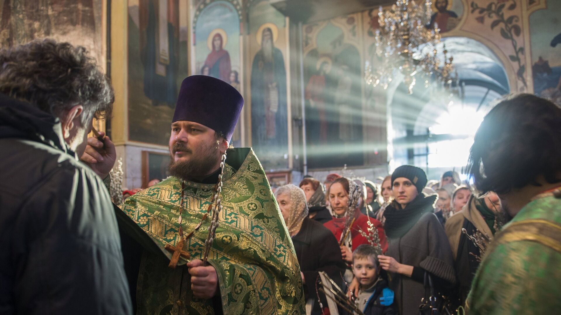 Священнослужитель и прихожане во время службы в канун празднования Входа Господня в Иерусалим в храме в честь Воздвижения Честного и Животворящего Креста Господня в Омске - РИА Новости, 1920, 07.03.2022