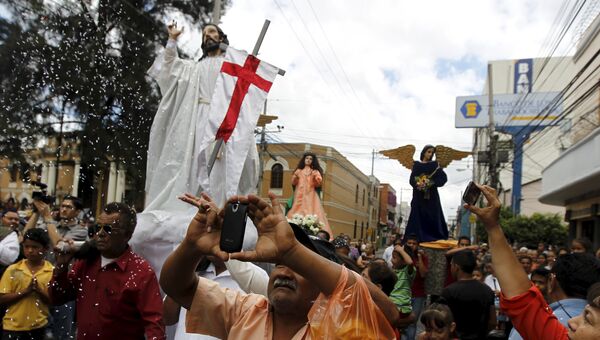 Сотни католиков из Гондураса несут статуи святых во время празднования Пасхи