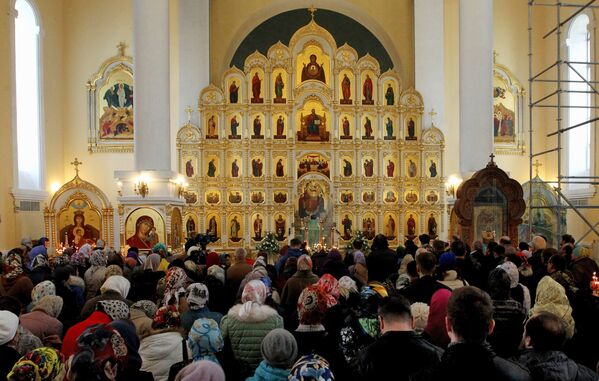Прихожане во время службы, посвященной празднованию Входа Господня в Иерусалим, в Храме Покрова Божией Матери во Владивостоке