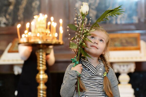 Девочка перед патриаршим служением в канун празднования Входа Господня в Иерусалим в Храме Христа Спасителя в Москве