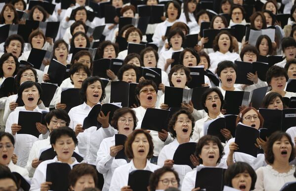 Южнокорейские христиане поют гимны во время ежегодного массового пасхального богослужения в Сеуле