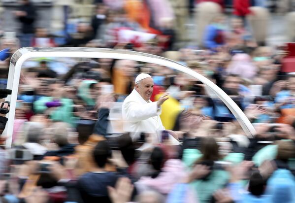 Папа Франциск во время пасхальной мессы на площади Святого Петра в Ватикане