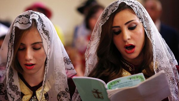 Армянские католики поют во время мессы в Пасхальное воскресенье