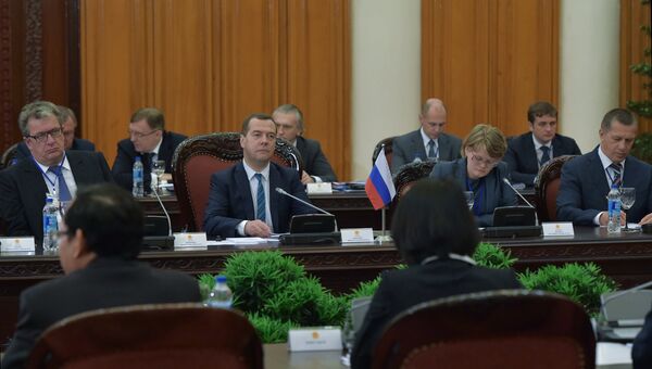 Председатель правительства РФ Дмитрий Медведев во время российско-вьетнамских переговоров в расширенном составе в Ханое, Вьетнам