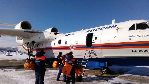 Сотрудники МЧС РФ садятся на борт самолёта Бе-200. Архивное фото