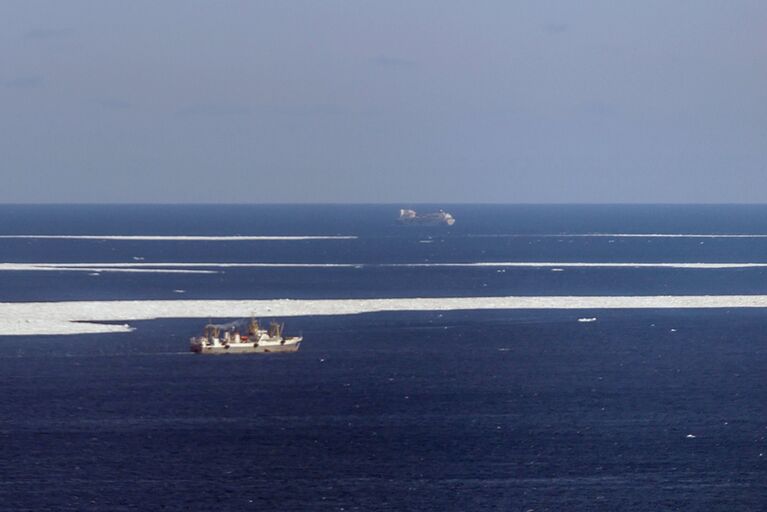 Вид из самолёта МЧС РФ Бе-200 во время поисково-спасательной операции в районе крушения траулера Дальний Восток в Охотском море