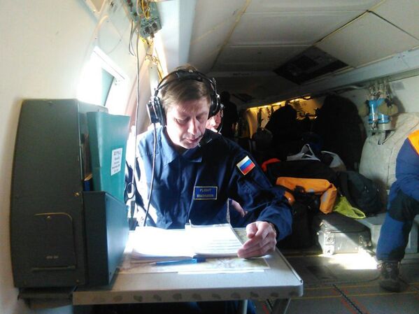 Сотрудники МЧС РФ на борту самолёта Бе-200 во время поисково-спасательной операции в районе крушения траулера Дальний Восток в Охотском море