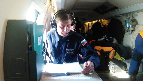 Сотрудники МЧС РФ на борту самолёта Бе-200 во время поисково-спасательной операции. Архивное фото