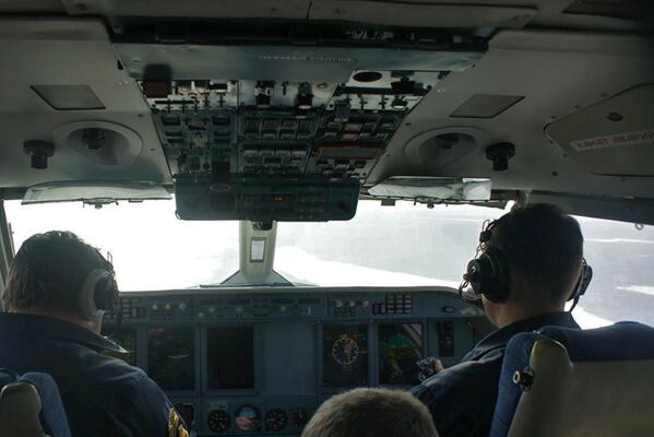 Экипаж самолёта Бе-200 во время поисково-спасательной операции в районе крушения траулера Дальний Восток
