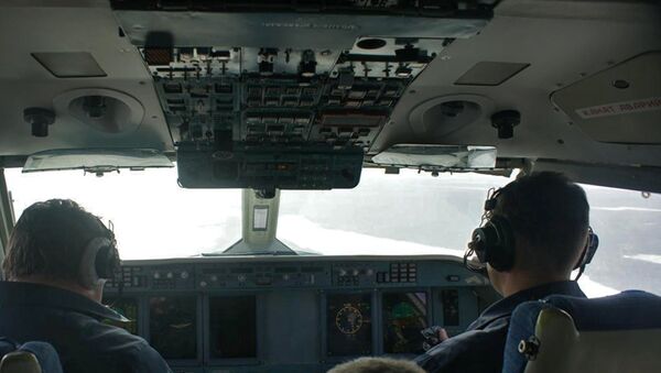 Экипаж самолёта Бе-200 во время поисково-спасательной операции в районе крушения траулера Дальний Восток. Архивное фото