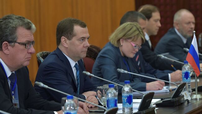 Председатель правительства РФ Дмитрий Медведев во время российско-вьетнамских переговоров в расширенном составе в Ханое, Вьетнам. Архивное фото