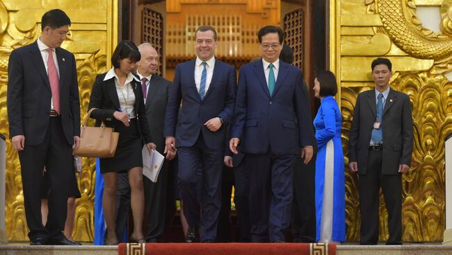 Председатель правительства РФ Дмитрий Медведев и премьер-министр Вьетнама Нгуен Тан Зунг после российско-вьетнамских переговоров в расширенном составе